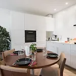 Luxury Floor, Balcony And Easy 24h Check-in Apartment