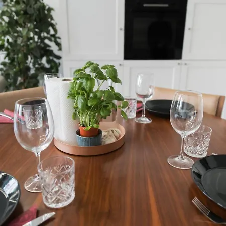 Luxury Floor, Balcony And Easy 24h Check-in *