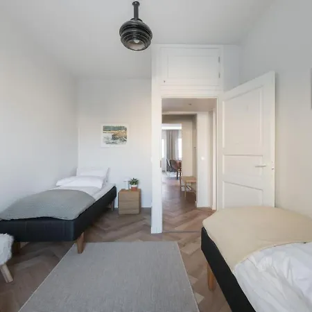 Luxury Floor, Balcony And Easy 24h Check-in *